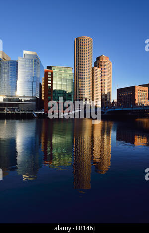 Stadt am Wasser spiegelt sich in Fort Point Channel Stockfoto