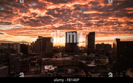 Dramatischer Himmel über die Stadt bei Sonnenuntergang Stockfoto