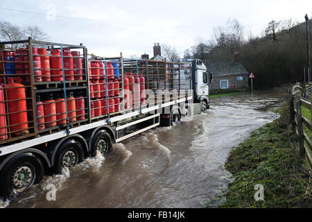 Combe, Herefordshire, England. 7. Januar 2016. Ein LKW mit LPG-Gas-Zylinder fährt durch Hochwasser auf der überfluteten B4362 in Combe an der Grenze von England-Wales verbindet Presteigne, Powys mit Shobdon, Herefordshire. Stockfoto