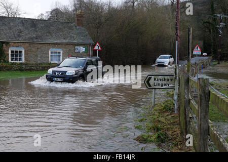 Combe, Herefordshire, England. 7. Januar 2016. Ein Auto verhandelt die überfluteten B4362 in Combe an der Grenze von England-Wales verbindet Presteigne, Powys mit Shobdon, Herefordshire. Die lokalen Hindwell Brook hat seinen Ufern platzen, wie große Mengen an Wasser weiter von vorgelagerten in Wales nach unten fortgesetzt. Stockfoto