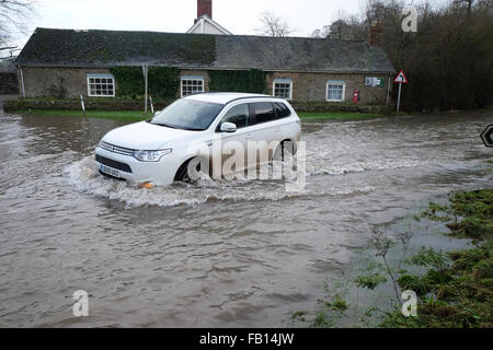 Combe, Herefordshire, England. 7. Januar 2016. Ein Auto verhandelt die überfluteten B4362 in Combe an der Grenze von England-Wales verbindet Presteigne, Powys mit Shobdon, Herefordshire. Stockfoto