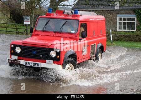 Combe, Herefordshire, England. 7. Januar 2016. Eine Mitte und West Wales Fire Service Land Rover verhandelt die überfluteten B4362 in Combe an der Grenze von England-Wales verbindet Presteigne, Powys mit Shobdon, Herefordshire. Stockfoto