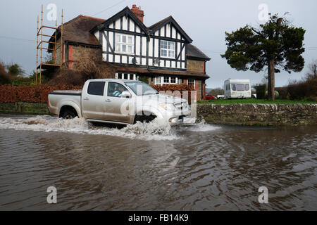 Combe, Herefordshire, England. 7. Januar 2016. Ein 4WD Auto verhandelt die überfluteten B4362 in Combe an der Grenze von England-Wales verbindet Presteigne, Powys mit Shobdon, Herefordshire. Die lokalen Hindwell Brook hat seinen Ufern platzen, wie große Mengen an Wasser weiter von vorgelagerten in Wales nach unten fortgesetzt. Stockfoto