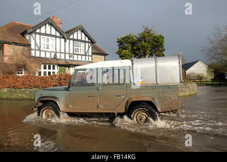 Combe, Herefordshire, England. 7. Januar 2016. Einem Bauern Land Rover verhandelt die überfluteten B4362 in Combe an der ländlichen England-Wales-Grenze verbindet Presteigne, Powys mit Shobdon, Herefordshire. Stockfoto