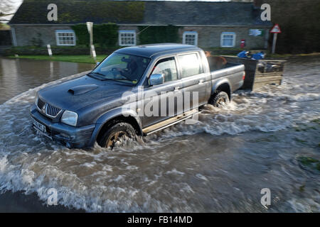 Combe, Herefordshire, England. 7. Januar 2016. Ein 4WD Auto verhandelt die überfluteten B4362 in Combe an der Grenze von England-Wales verbindet Presteigne, Powys mit Shobdon, Herefordshire. Stockfoto