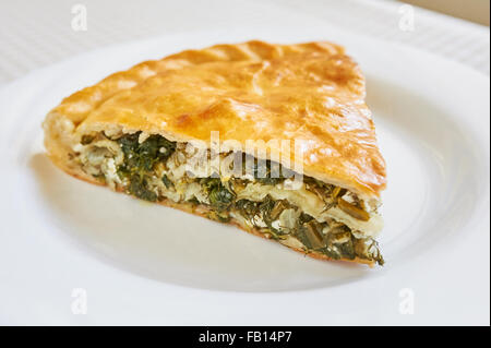 Spinat und Feta Pie in Blätterteig mit Salat. Traditionelle griechische Spanakopita. Stockfoto