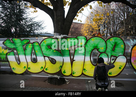 DIP soziale Klub machen Klima-Gerechtigkeit-Graffiti. Bürger-Klima-Gipfel in Montreuil. Eine Vielzahl von kleinen NRO polit Stockfoto