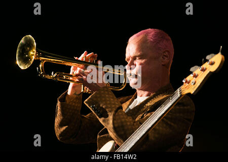 Flea von den Red Hot Chili Peppers live in Le Trianon als Teil des Pfads zur Veranstaltung in Paris. Stockfoto