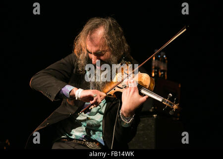 Warren Ellis mit Flea live im Le Trianon als Teil des Pfads zur Veranstaltung in Paris. Stockfoto