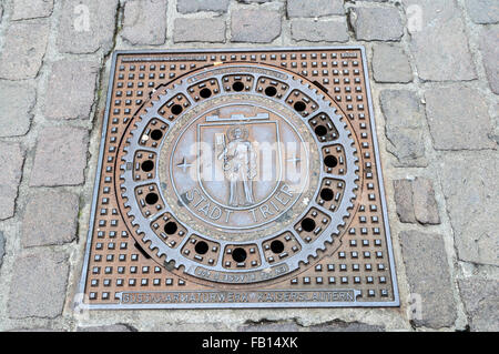 Dekorative Mann Loch Abdeckung in Trier, Deutschland. Stockfoto