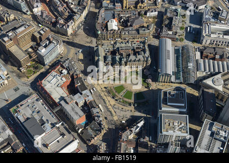 Eine Luftaufnahme des Sheffield Rathaus und Peace Gardens Stockfoto