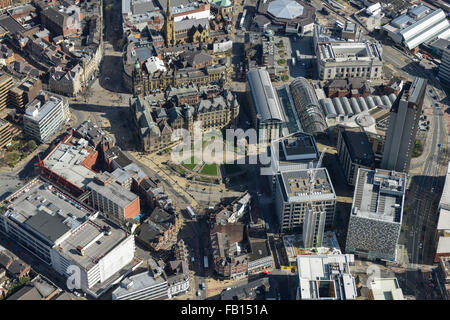 Eine Luftaufnahme des Sheffield Rathaus und Peace Gardens Stockfoto