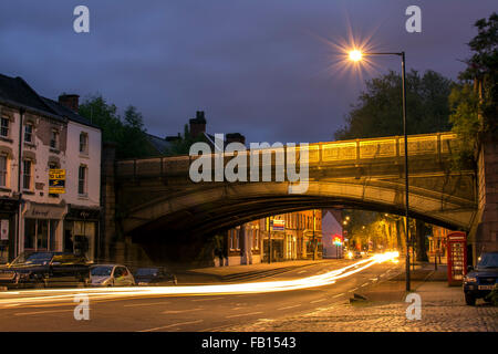 Abenddämmerung Langzeitbelichtung der Historic Mönch Gate Bridge, Derby. Stockfoto