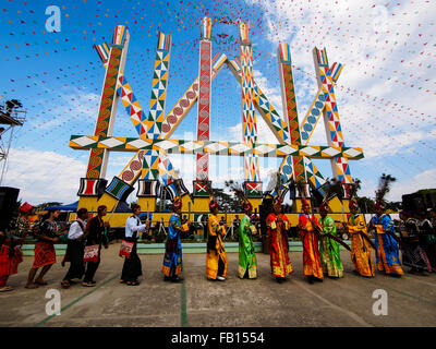 Manau Tanz, traditionelle Zeremonie der Kachin Menschen zu feiern Kachin Nationalfeiertag in Myitkyina, Myanmar Stockfoto