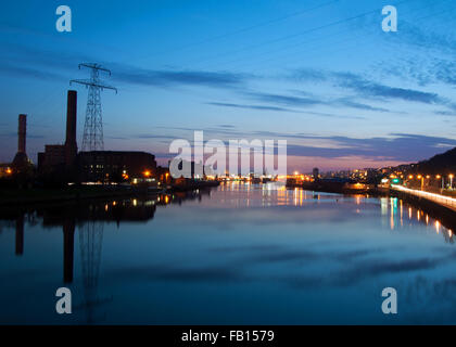 Das ESB-Kraftwerk und Cork City docken nachts am River Lee, Cork, Irland. Stockfoto