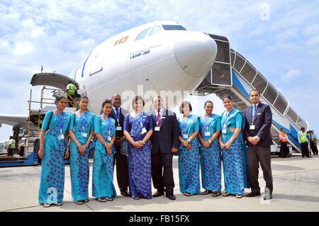 (160107)--COLOMBO, 7. Januar 2016 (Xinhua)--Personal Mitglieder für ein Foto mit dem letzten Airbus A340 Flugzeug am Bandaranaike International Airport in Katunayake in der Nähe von Colombo, der Hauptstadt Sri Lankas, 7. Januar 2016 posieren. SriLankan Airlines, die nationale Fluggesellschaft Sri Lankas, Gebot auf Wiedersehen bis zum letzten von ihren Airbus A340 Flugzeugen am Donnerstag nach mehr als zwei Jahrzehnten im Dienst. SriLankan Airlines war die erste asiatische Airline, die vierstrahlige A340 Flugzeuge zu betreiben, die viele ausländische Würdenträger durchgeführt hat. Die nationale Fluggesellschaft hat eine neue Flotte von sieben raffinierten A330-300 Flugzeuge Wit aufgenommen. Stockfoto