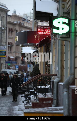 Moskau, Russland. 7. Januar 2016. Die Menschen gehen durch ein Austausch-Büro-Zeichen zeigt die Wechselkurse des russischen Rubels, US-Dollar und Euro in Moskau, die Hauptstadt von Russland, am 7. Januar 2016. Brent Crude für Februar Lieferung abgenommen 2,19 Dollar auf 34,23 Dollar pro Barrel an der London ICE Futures Exchange am 6. Januar, dem niedrigsten Abschluss seit Juni 2004 weitere Abschwächung Rubel zu schließen. Die Rate von Rubel, Dollar erreicht 74.74 heute. © Evgeny Sinitsyn/Xinhua/Alamy Live-Nachrichten Stockfoto