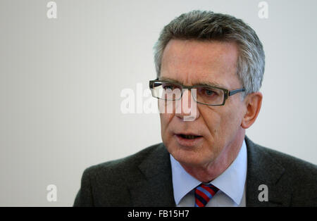 Potsdam, Deutschland. 7. Januar 2016. Bundesinnenminister Thomas de Maizière (CDU) anlässlich einer Pressekonferenz in das Innenministerium in Potsdam, Deutschland, 7. Januar 2016. Themen waren die Polizei Reaktion auf die Ereignisse am Kölner Hauptbahnhof auf Vorabend des neuen Jahres. Foto: RALF HIRSCHBERGER/DPA/Alamy Live-Nachrichten Stockfoto