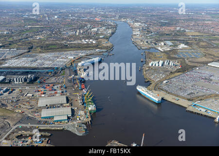 Eine Luftaufnahme von Jarrow Suche entlang dem Fluss Tyne in Richtung Stadtzentrum von Newcastle Stockfoto