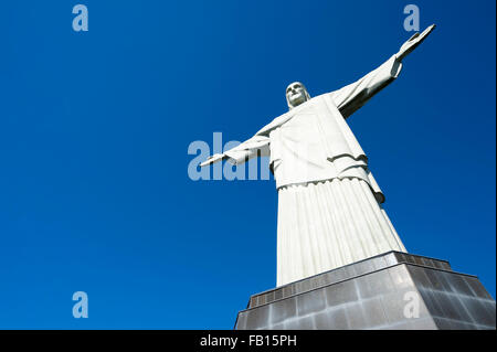 RIO DE JANEIRO, Brasilien - 5. März 2015: Christusstatue steht der Erlöser auf seiner Unterseite auf den Corcovado Berg. Stockfoto
