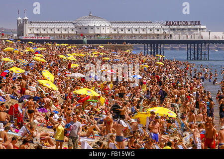 Überfüllten Strand von Brighton. Stockfoto