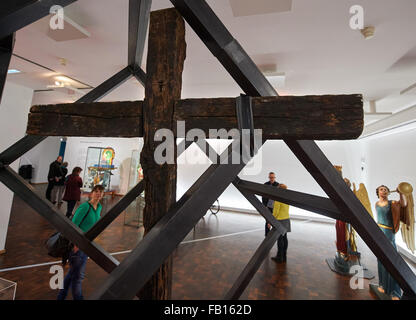 Dortmund, Deutschland. 7. Januar 2016. Die so genannte Mescheder Suehnekreuz (wörtl. Sühne Kreuz) Holzkreuz für ermordeten Zwangsarbeiter nach dem zweiten Weltkrieg, abgebildet bei einer Presse Führung durch das Museum Fuer Kunst Und Kulturgeschichte (Museum für Kunst und Kulturgeschichte) in Dortmund, Deutschland, 7. Januar 2016. Foto: BERND THISSEN/DPA/Alamy Live-Nachrichten Stockfoto