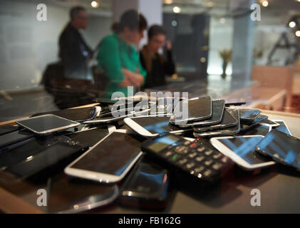 Dortmund, Deutschland. 7. Januar 2016. Eine Vitrine von Mobiltelefonen während einer Pressetour durch das Museum Fuer Kunst Und Kulturgeschichte (Museum für Kunst und Kulturgeschichte) in Dortmund, Deutschland, 7. Januar 2016 abgebildet. Foto: BERND THISSEN/DPA/Alamy Live-Nachrichten Stockfoto