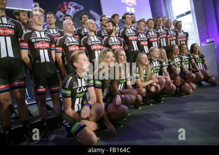 Männliche Radfahrer aus der Giant-Alpecin Team und weibliche Radfahrer aus dem Liv-Plantur Team stellen während ihrer Präsentation in Berlin, Deutschland, 7. Januar 2016. FOTO: JÖRG CARSTENSEN/DPA Stockfoto