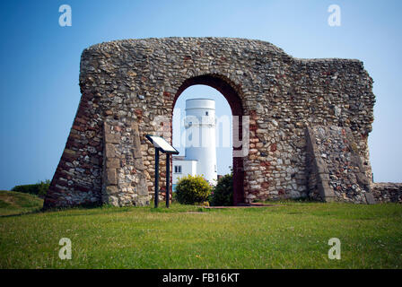 Alten Hunstanton Leuchtturm durch die Überreste der Kapelle St. Edmund gesehen. Norfolk, England. Stockfoto