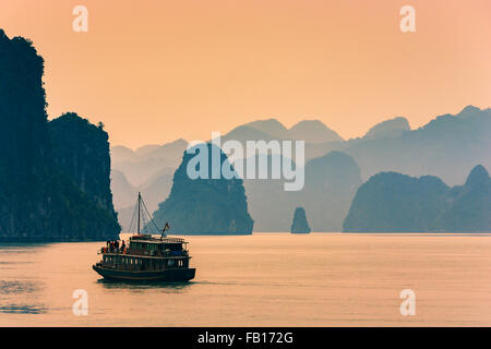 Sonnenaufgang in der Halong-Bucht an der Westküste von Nord-Vietnam Stockfoto