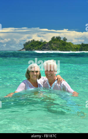 Älteres Ehepaar im Meer baden zu lieben Stockfoto