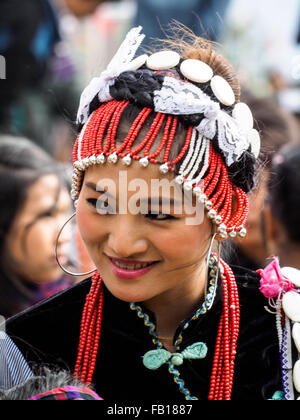 Ein tribal Kostüm bei Manau Tanz, traditionelle Zeremonie der Kachin Menschen zu feiern Kachin Nationalfeiertag in Myitkyina, Myanmar Stockfoto