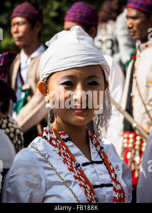 Eine andere Tracht an der Manau-Dance in Myitkyina, Myanmar Stockfoto