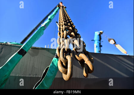 Schwere Industrie-Kette eingehakt auf einen Baukran Stockfoto