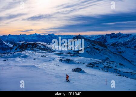 Skifahrer in Bergen in der Abenddämmerung, Cervinia, Italien Stockfoto