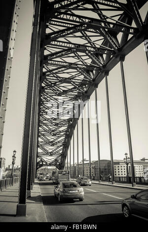 Straßenbrücke über den Fluss Tyne in Newcastle Upon Tyne, England. Stockfoto