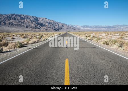 Leere Straße, Death Valley, Kalifornien, USA Stockfoto