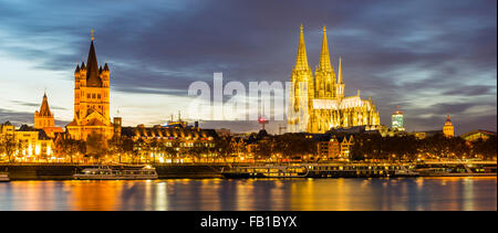 Rathaus, Colonius Fernsehturm, Groß St. Martinskirche, Kölner Dom, Altstadt Bank, Rhein, Köln, Rheinland Stockfoto