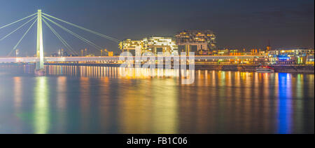 Panorama, Rhein mit Severin Brücke, Rheinauhafen und Kran Häuser, Köln, Nordrhein-Westfalen, Deutschland Stockfoto