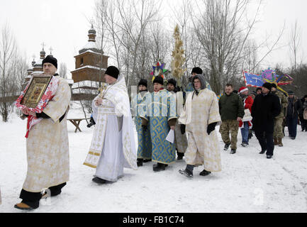 Kiew, Ukraine. 4. Dezember 2015. Religiöse Prozession während der orthodoxen Weihnachtsfest in Kiew. © Swoboda Stepanov/ZUMA Draht/Alamy Live-Nachrichten Stockfoto