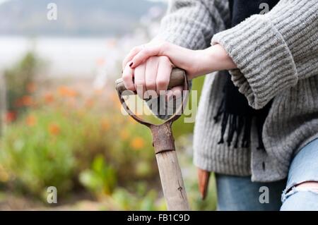 Zugeschnittenen Schuss womans Hände Graben Biogarten mit Gabel Stockfoto