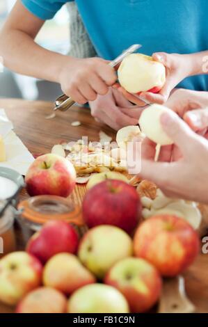 Zugeschnittenen Schuss von Vater und Söhne Hände peeling Bio-Äpfel Stockfoto