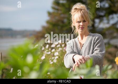 Porträt der Frau im Bio-Garten, Orust, Schweden Stockfoto