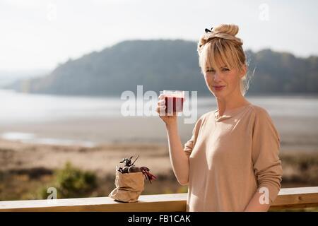 Porträt von Mitte Erwachsene Frau rote Beete-Saft zu trinken, im Bio-Garten, Orust, Schweden Stockfoto