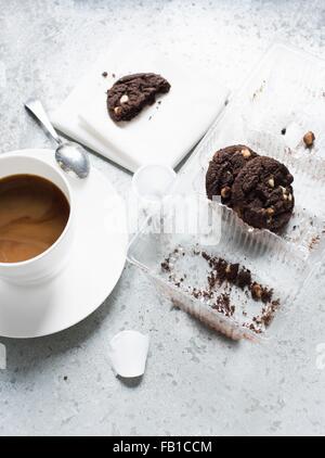 Draufsicht der Tasse Kaffee und chocolate Chip cookies Stockfoto
