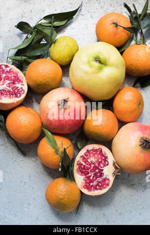 Draufsicht der bunten Früchten und halbierte Granatapfel Stockfoto