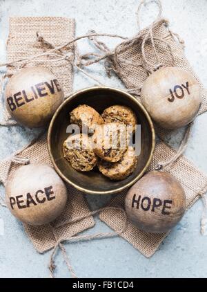 Draufsicht des Cookies in Schale umgeben von Weihnachtsschmuck Stockfoto