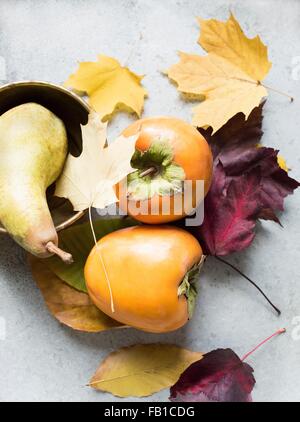 Draufsicht von Obst und Gemüse mit Autumn leaves Stockfoto