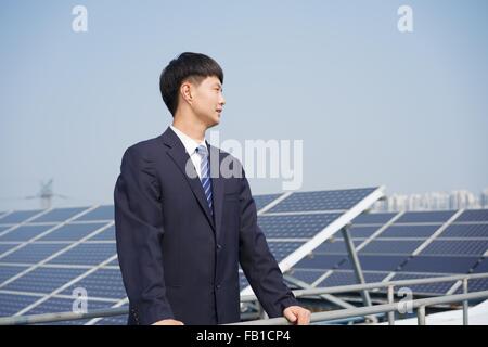 Geschäftsmann am Dach des Solar-Panel Montage-Fabrik, Solar Valley, Dezhou, China Stockfoto