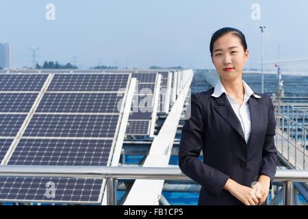 Geschäftsfrau auf Dach des Solar-Panel Montage-Fabrik, Solar Valley, Dezhou, China Stockfoto